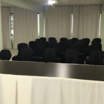 Salão de convenções, capacidade 50 pessoas, equipado com sistema de som, projetor,2 microfones sem fio, quadro branco, notebook.