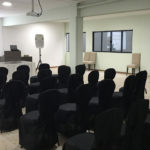 Salão de convenções, capacidade 50 pessoas, equipado com sistema de som, projetor,2 microfones sem fio, quadro branco, notebook.